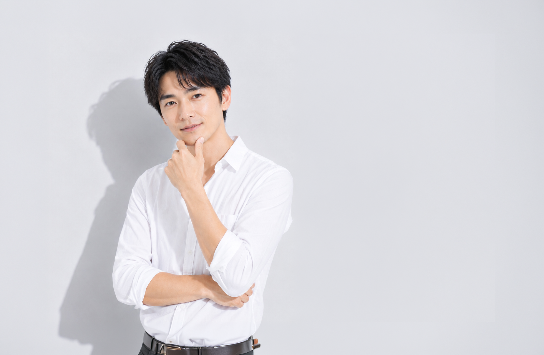 第一印象を変える、清潔感や若々しさをアピールする男性のメインビジュアル